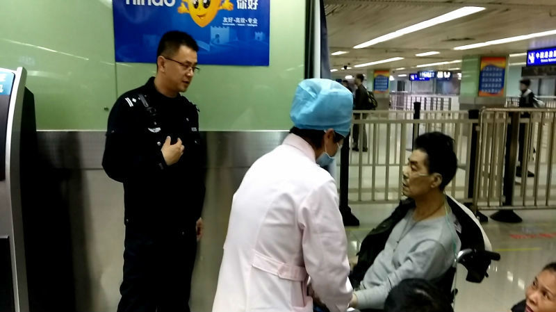 罗湖边检民警接力 生死时速救助香港垂危旅客