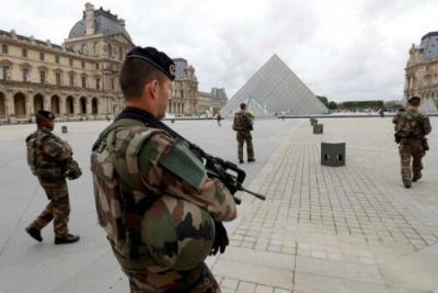 卢浮宫附近发生持刀伤人事件 袭击者被击中