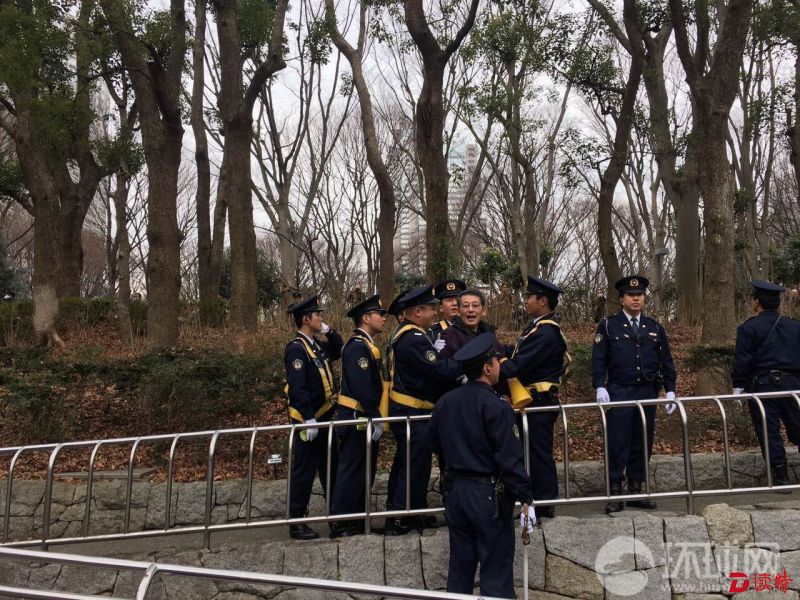 现场还有日本右翼人士试图闯入，被警方阻止。