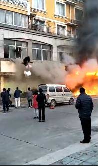 员工从二楼跳下