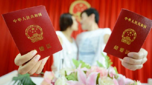 网售恋爱保险你会买吗？3年后结婚获万朵玫瑰