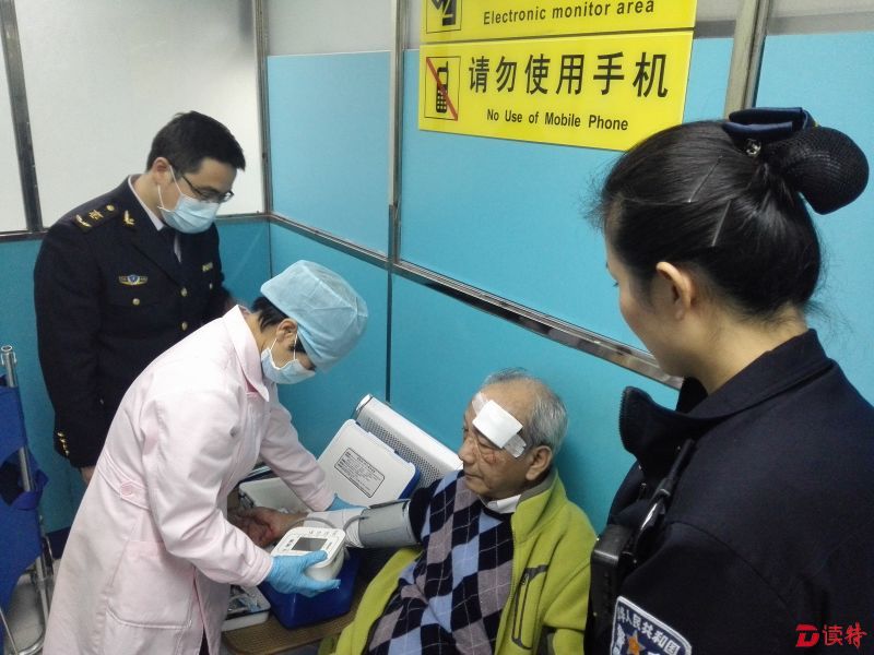 罗湖口岸绿色通道连助两病患旅客快速通关
