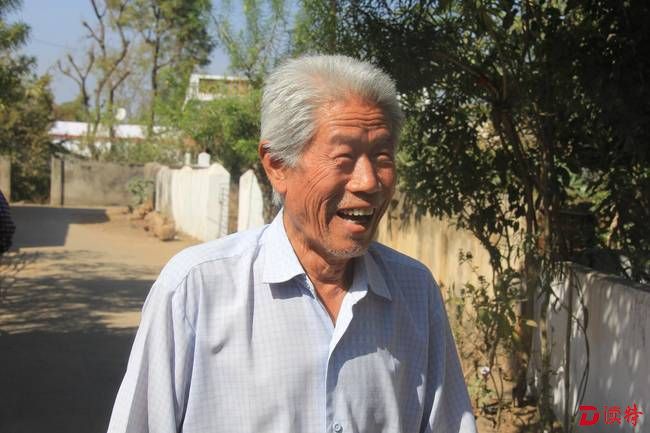 　看到祖国亲人来看望，王琪老人高兴的合不拢嘴。苑基荣 摄