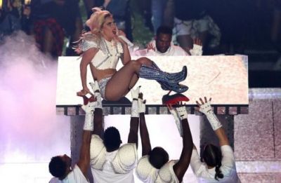 Gaga奉献“超级碗”中场秀表演 追平水果姐纪录