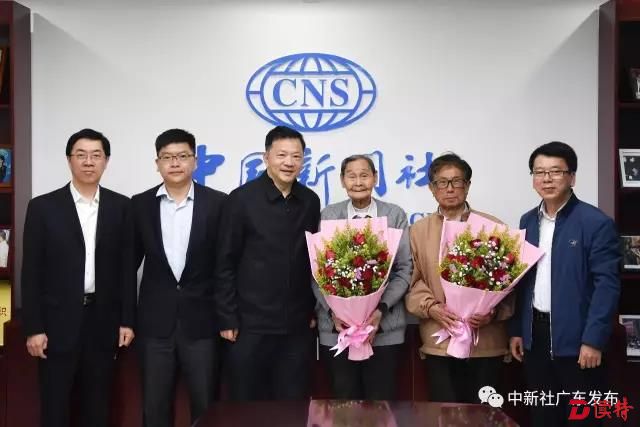 慎海雄（图左三）与中新社广东分社社长张见悦（图左二）、广东分社老社长张宝锵、符国柱等合影。