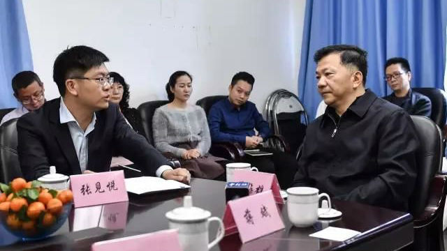 慎海雄新春走访驻粤央媒，每家单位送大公鸡