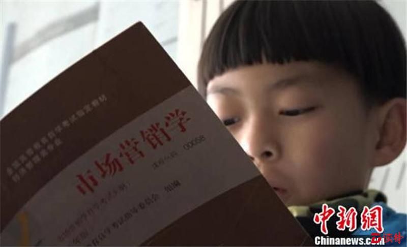 3岁在雪地裸跑，8岁备战考大学！他经历了什么?
