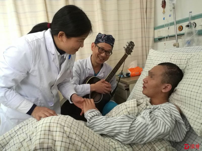 动人一幕:术后，医生弹唱《雪绒花》唤醒他