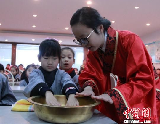 着汉服诵《弟子规》 无锡小学生秀“复古风”