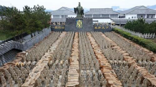 “山寨兵马俑”疑侵权 当地称为秦始皇塑像群