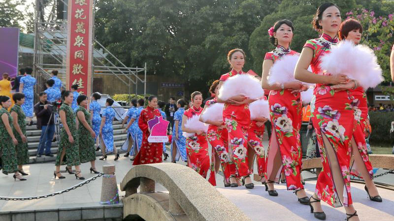 东莞500旗袍佳丽闹元宵惊艳游客