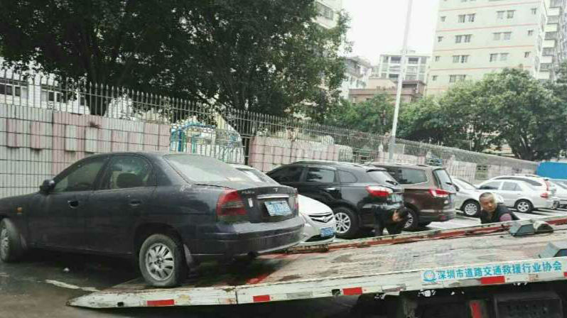 公明办事处排查整治“僵尸车”  