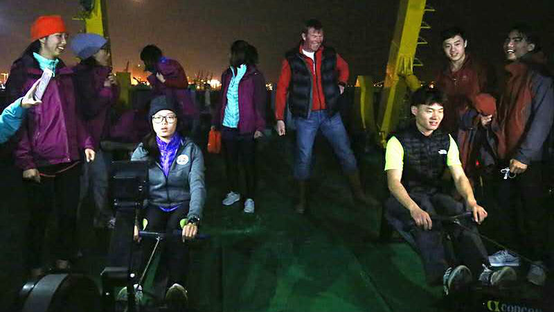 追踪汕大学子划艇到香港：海上风浪初显威力
