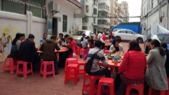 龙东社区举办 “庆元宵，吃团圆饭”的活动