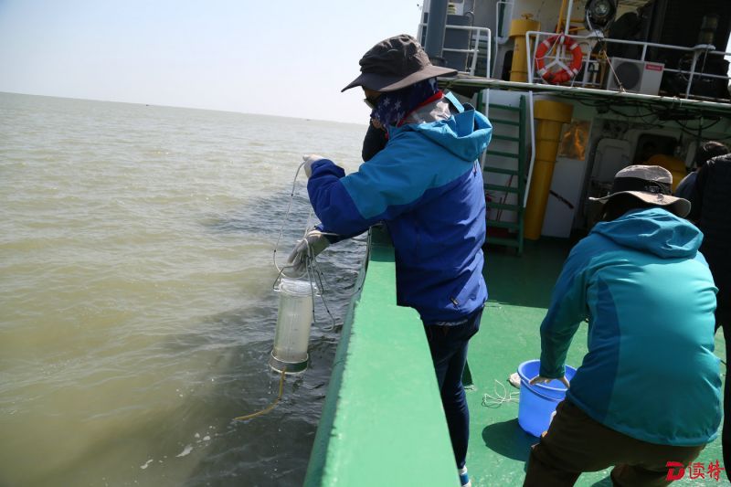 科考队员正在进行海水采样