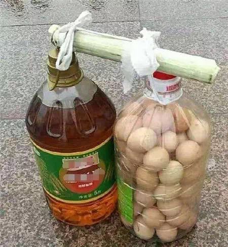 揭秘丨鸡蛋是怎么装进油桶的？