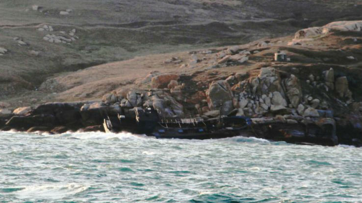 广东汕头一渔船触礁进水 直升机救起6渔民