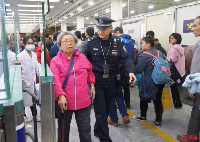 七旬香港老太口岸摔伤 边检民警及时伸手救助