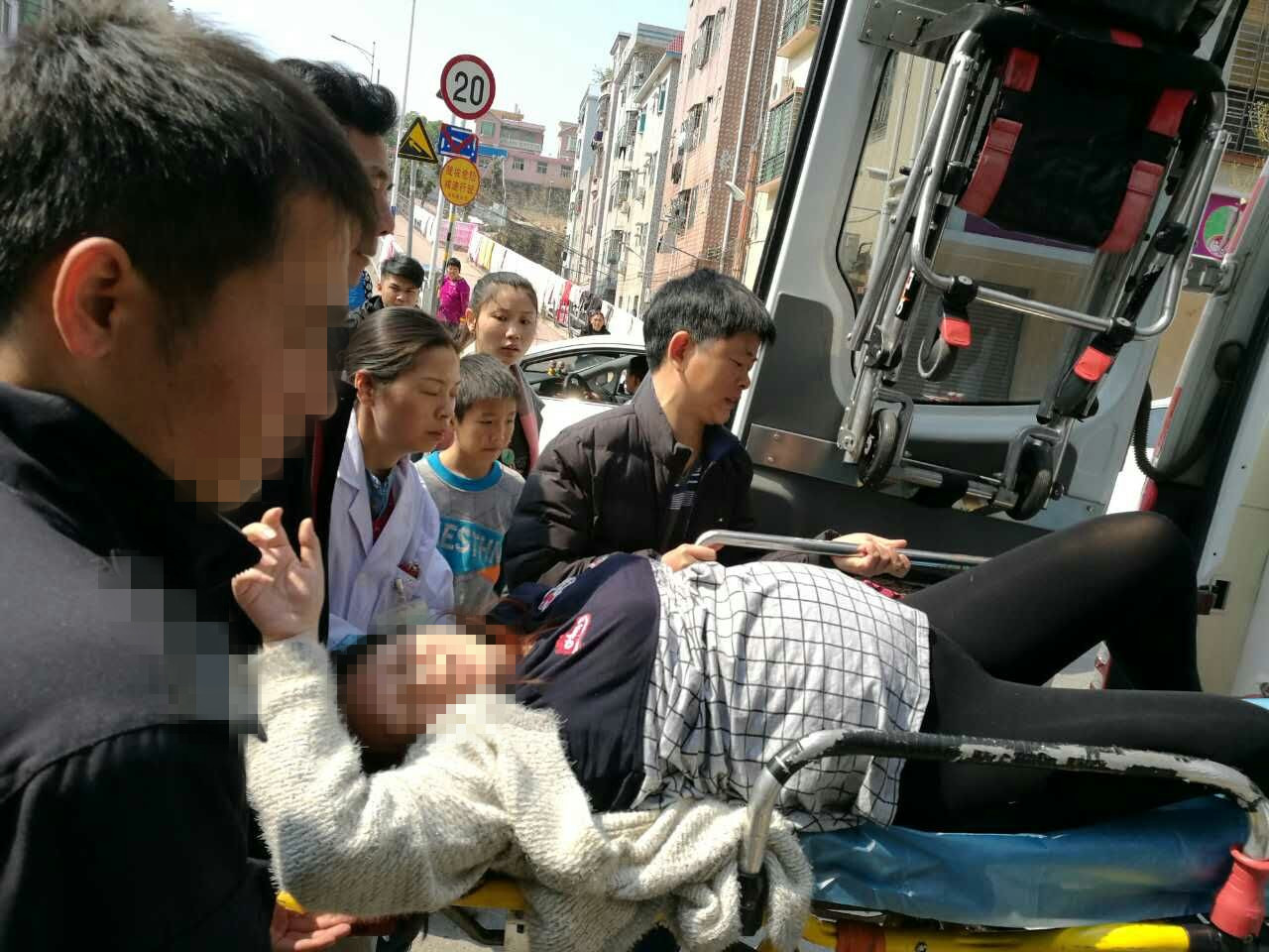 孕妇散步摔倒  网格员伸援手