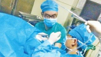 医生跪2小时给病人做手术 这张图感动朋友圈