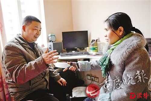 妻子失忆八年 他天天牵着她一起去上班
