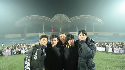 集齐初恋类型男票！“高能少年团”深夜飞吻粉丝