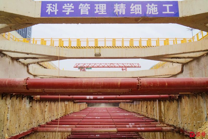 地铁十号线华南城站土方开挖工程施工现场。 李上彪 摄