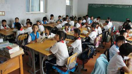 教育部：学生自带桌椅上课等现象基本消除