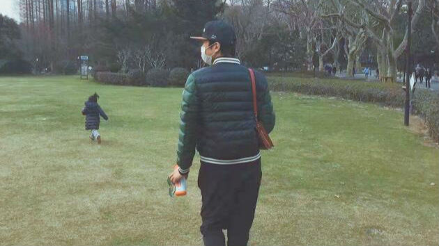 孙俪一家携女出游 邓超被老婆吐槽像大妈