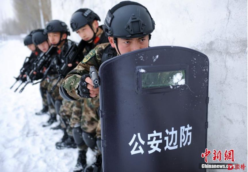 直击新疆北部边防官兵雪原反恐演练