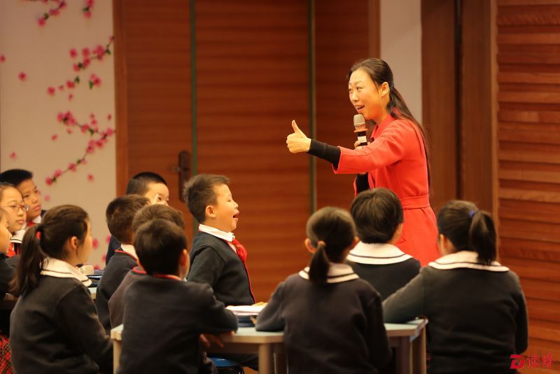 教研员李楠为园岭实验小学的学生上研究课