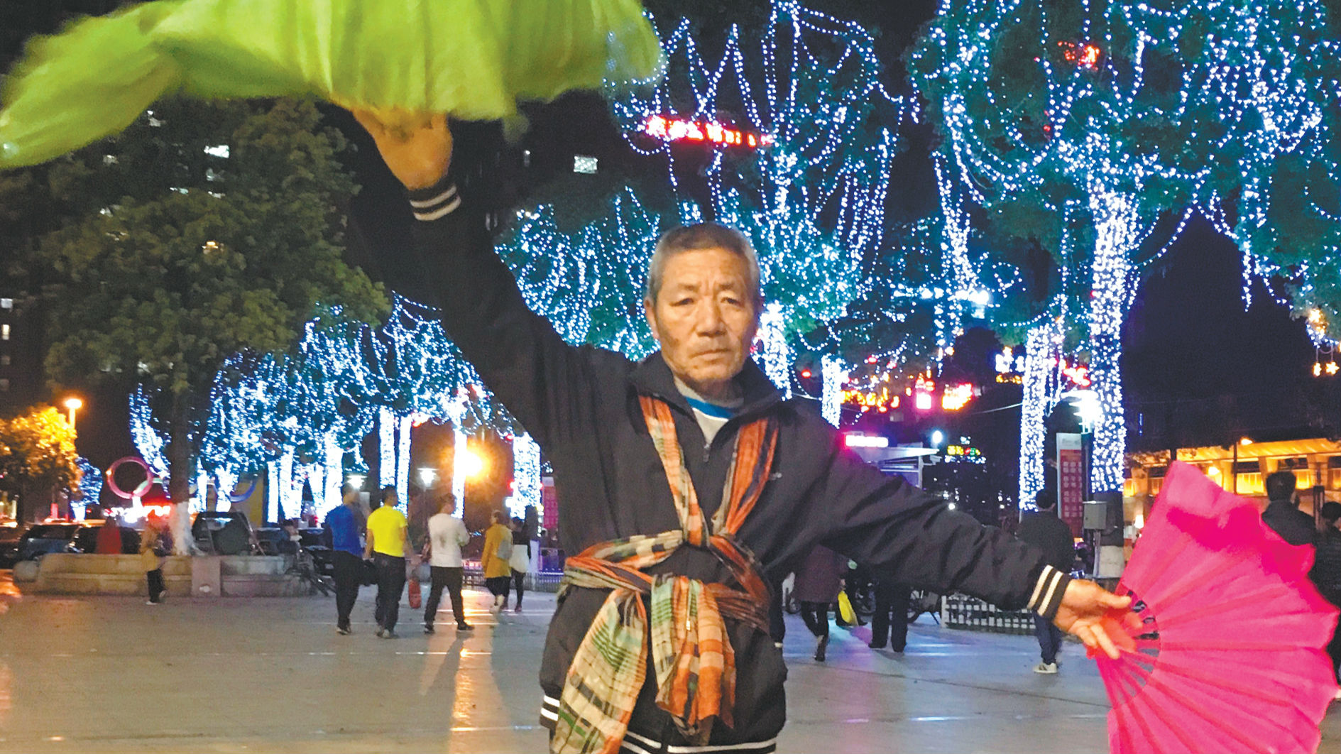 怀念旧时光 东莞东北大爷钟情秧歌舞