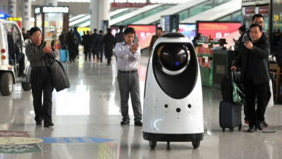全国首款机器人现身郑州东高铁站协助民警