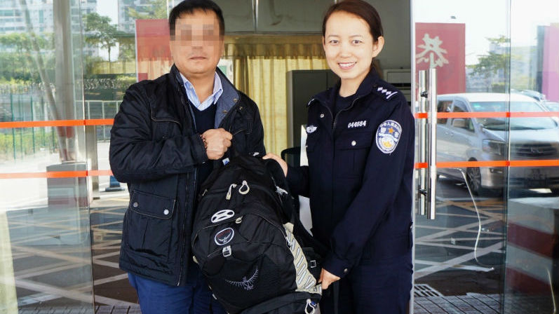 男子过关遗失物品 边检民警寻失主