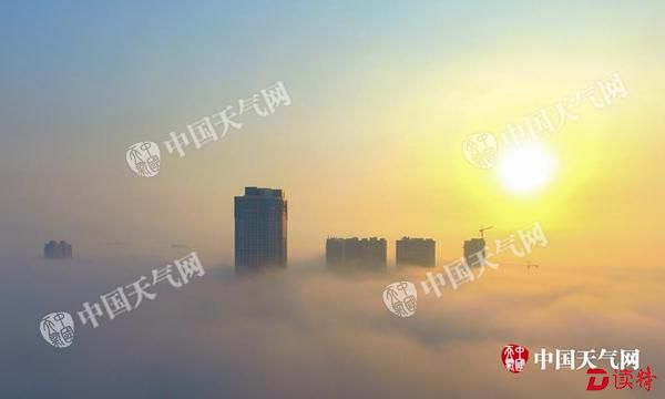 本周末，全国大部地区气温回升暖如阳春。图为航拍钦州漂亮的平流雾日出。（摄影：李斌喜）