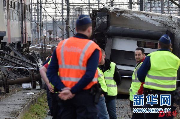 2月18日，在比利时鲁汶市，救援人员和警察在列车事故现场工作。