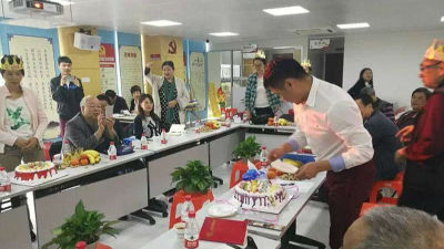 香梅社区党员们开了个“生日趴”