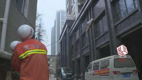 装修工坠亡遗体不让走楼内？业主觉得很委屈