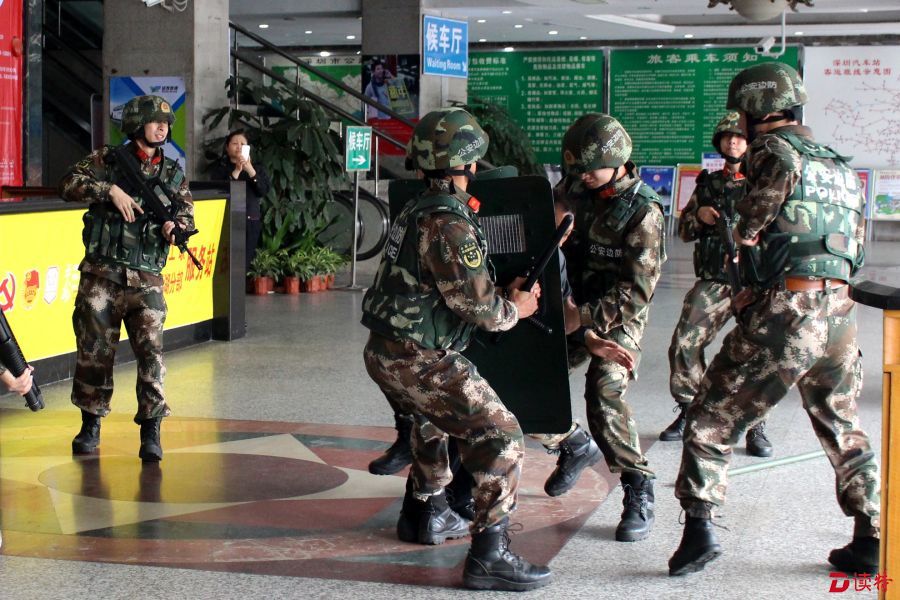 2月22日,在深圳銀湖汽車站執勤的武警廣東邊防總隊機動支隊官兵與銀湖