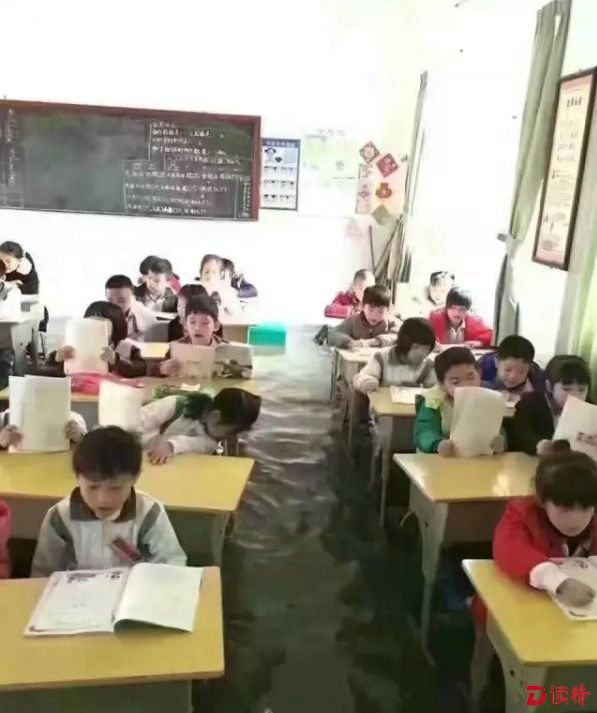 学生在积水的课室坚持上课