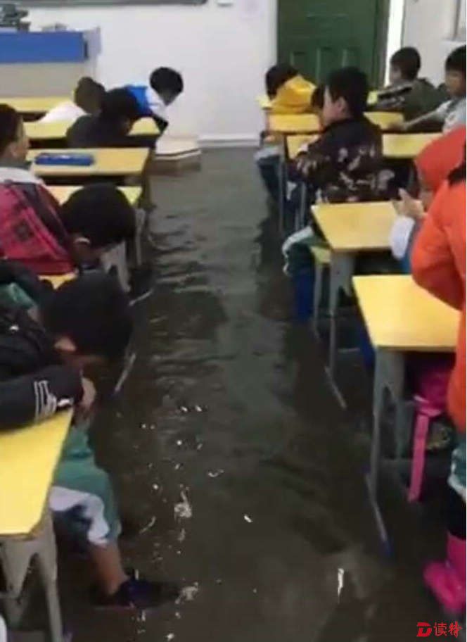 学生在积水的课室坚持上课（视频截图）