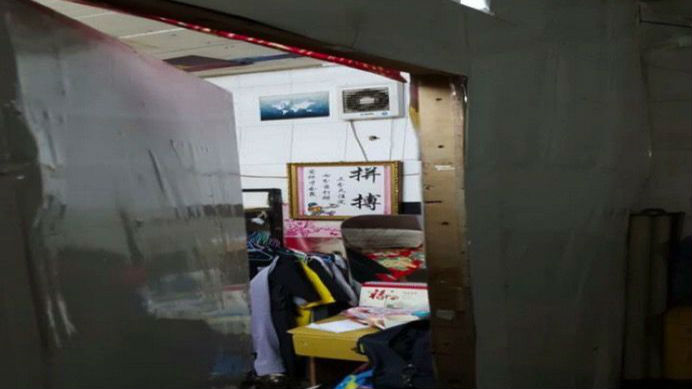 海报画板后竟藏员工宿舍，查封！