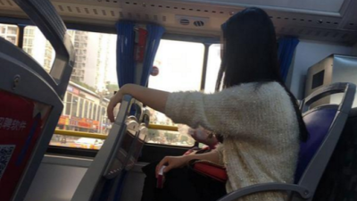 深圳美女公交上吃臭豆腐 男乘客：我很鄙视