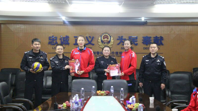 八一深圳女排慰问基层民警 军警交流互相致敬