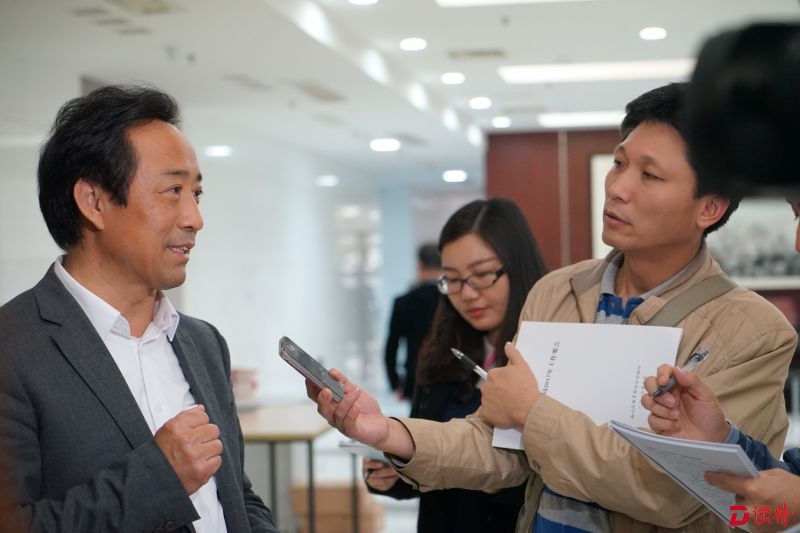 南山区教育局局长刘根平接受多家媒体采访