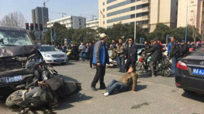 郑州一面包车在路上狂奔 撞电动车群致1死9伤