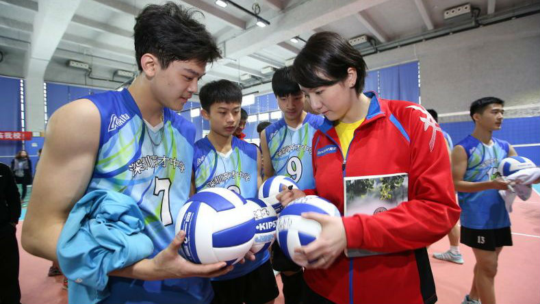 八一深圳女排到育才中学 袁心玥红包解决问题