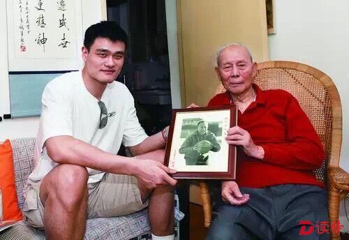 李震中老人与姚明合影。资料照片