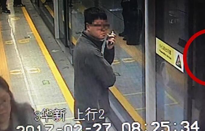 深圳地铁惊险一幕 乘客抢上车致男婴手指被夹