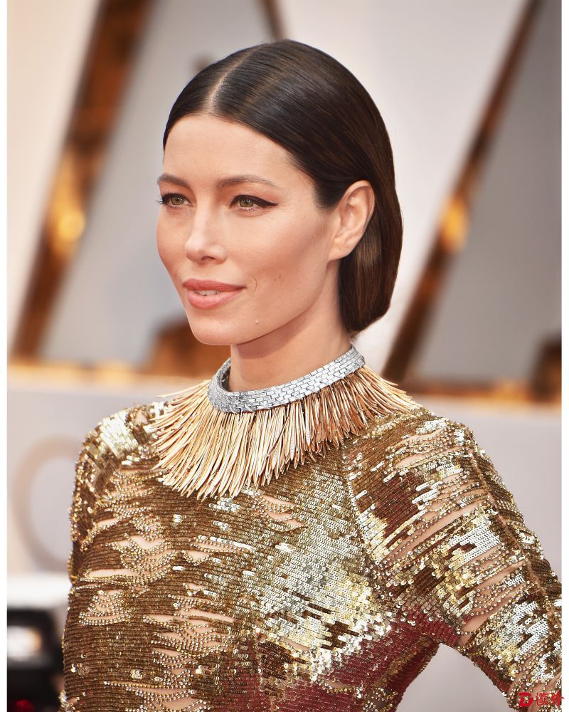 杰西卡__贝尔（Jessica Biel）佩戴Tiffany & Co.蒂芙尼2017 Blue Book全新“丛林幻境”系列黄金叶片项链亮相第89届奥斯卡颁奖盛典红毯
